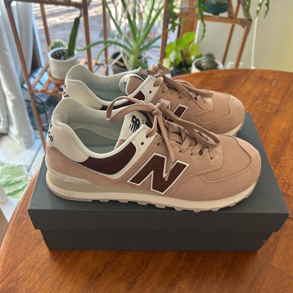 New Balance 574 women’s 8.5